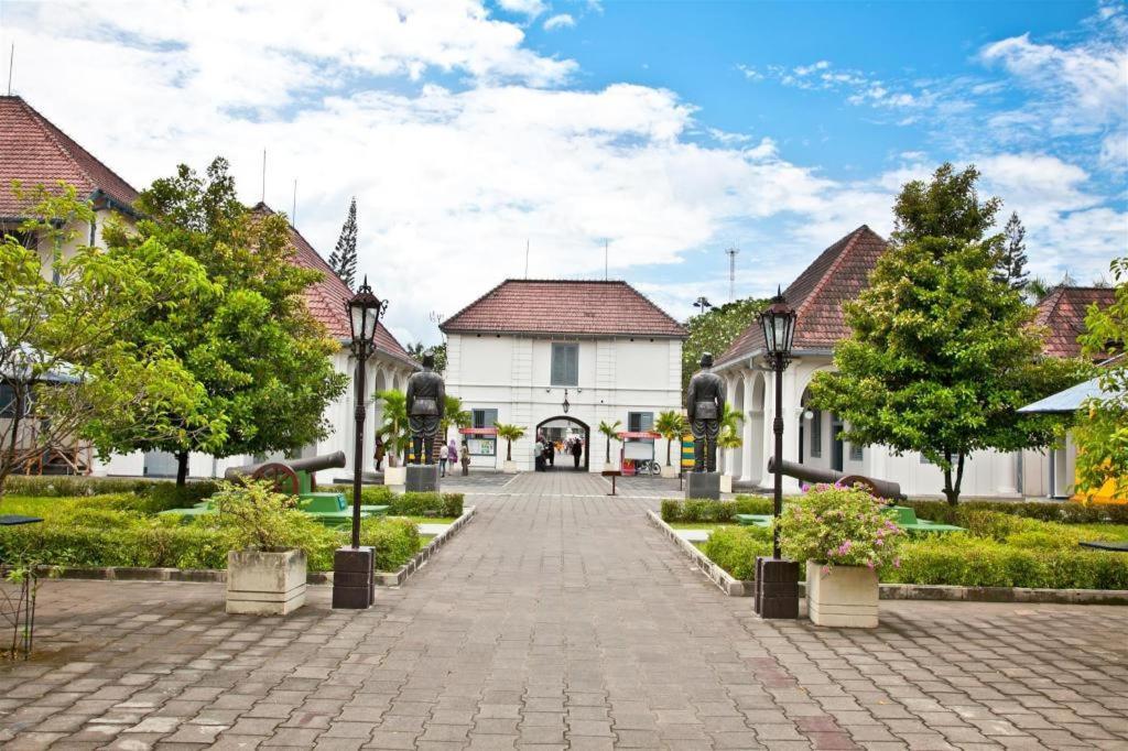 Oyo 91686 Triple S Hotel Malioboro Yogyakarta Esterno foto